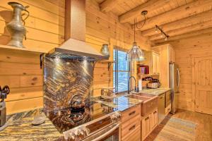 Luxury Mountain Cabin with Furnished Deck and Views!