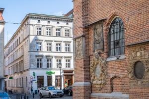 un edificio de ladrillo al lado de una calle en 2/3 APARTMENTS Old Town en Wroclaw