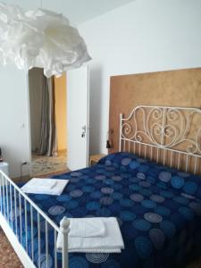 ヴェローナにあるBlunotteのベッドルーム1室(大型ベッド1台、青い掛け布団付)
