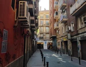 una calle vacía en un callejón entre edificios en APARTAMENTO LOS BÚHOS, en Murcia