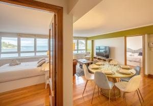 サン・セバスティアンにあるMaskortxo - Basque Stayのベッドとテーブルと椅子のある部屋