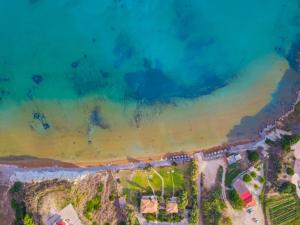 Kounopetra的住宿－Kounopetra Beach Luxury Villas，享有海滩和海洋的空中景致