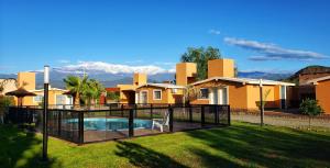 Ein Haus mit Swimmingpool und Bergen im Hintergrund in der Unterkunft Cable Carril in Chilecito