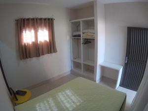 Un pat sau paturi într-o cameră la Suíte Rio de Ondas 1