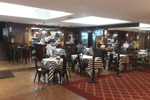 a restaurant with tables and chairs with people sitting at them at Siempre bien En el Centro y Cerca del Obelisco 1 a 5 pas in Buenos Aires