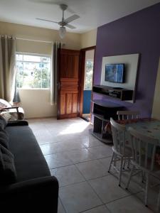 sala de estar con sofá y mesa en Residencial Caxias, en Bombinhas