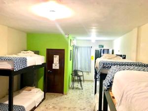 Ένα ή περισσότερα κρεβάτια σε δωμάτιο στο Hostal Casa Huasteca +91 φωτογραφίες