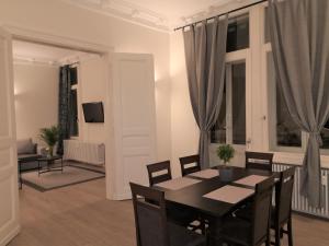 巴特皮爾蒙特的住宿－Gäste-Liesel Bad Pyrmont，一间带桌椅的用餐室