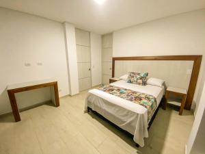 Hotel Santorini客房内的一张或多张床位