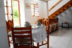 sala de estar con mesa y sofá en Trinidad wasi, en Cusco