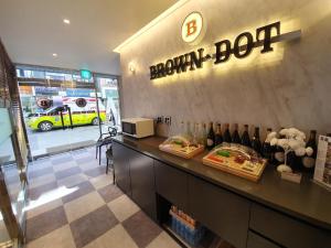 un restaurante con un mostrador con comida y un taxi amarillo en Browndot hotel songtan, en Pyeongtaek