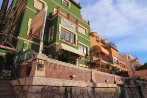 a green building on top of a brick wall at California in Málaga