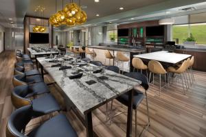 Restoran atau tempat lain untuk makan di Holiday Inn & Suites Arden - Asheville Airport by IHG