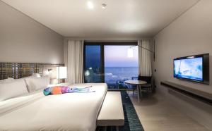 TV a/nebo společenská místnost v ubytování Veranda Resort Pattaya - MGallery Collection