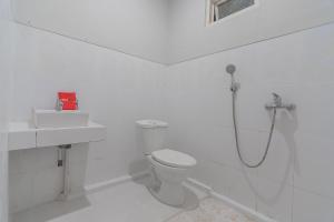 ห้องน้ำของ RedDoorz Plus at Bukit Cinta Street Balikpapan