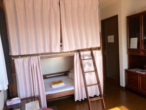 מיטה או מיטות קומותיים בחדר ב-Guesthouse Gifu SUAI