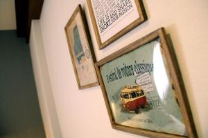 ein gerahmtes Bild eines an der Wand hängenden Busses in der Unterkunft Hotel 3 O'Clock Tennoji in Osaka