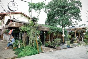 Ein Garten an der Unterkunft Baannokhook Home&Cafe