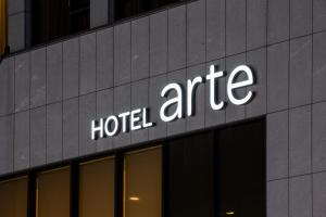 Hotel Arte في سوون: علامة على جانب مبنى الفندق