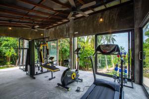 The fitness centre and/or fitness facilities at Padel Phangan Suite