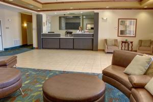 Гостиная зона в Candlewood Suites Texarkana, an IHG Hotel