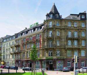 a hotel on the corner of a street at Hotel Mack in Mannheim