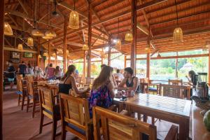 un groupe de personnes assises au bar d'un restaurant dans l'établissement Island Lodge, à Duong Dong