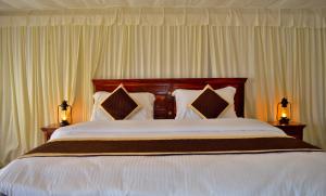 
A bed or beds in a room at THOUR NATURE RESORT JAWAI LEOPARD Safari Camp
