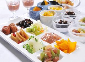 un plato blanco lleno de diferentes tipos de comida en Hotel Grand Terrace Chitose, en Chitose