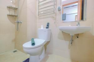 Ένα μπάνιο στο Minimalist and Posh 1BR The Oasis Cikarang Apartment By Travelio +5 φωτογραφίες