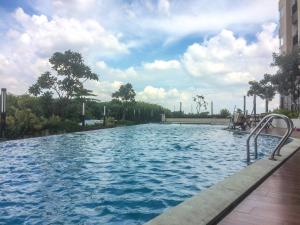 Πισίνα στο ή κοντά στο Minimalist and Posh 1BR The Oasis Cikarang Apartment By Travelio