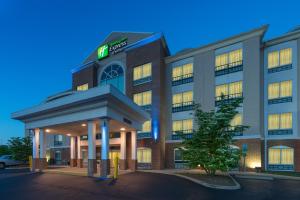 uma vista exterior de um hotel ao anoitecer em Holiday Inn Express Hotel & Suites Woodbridge, an IHG Hotel em Woodbridge