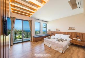 a bedroom with a bed with a view of the ocean at Siao Hai Zih Guest House in Xiaoliuqiu