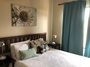 sypialnia z łóżkiem z białą pościelą i poduszkami w obiekcie Crayfish Creek w mieście Langstrand