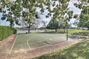 Tenis a/nebo squash v ubytování Resort-Style Lake Conroe Retreat with Balcony and View nebo okolí