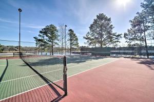 Tenis a/nebo squash v ubytování Resort-Style Lake Conroe Retreat with Balcony and View nebo okolí