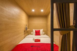 En eller flere senge i et værelse på Reddoorz Hostel near Malang Train Station 3