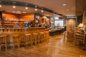 un bar in un ristorante con sgabelli di Bio Hotel Panorama a Malles Venosta