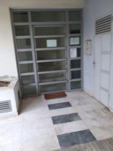 Pokój z szafą z drzwiami w obiekcie Maria’s house w Salonikach