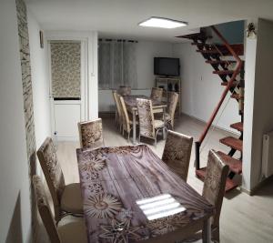 comedor con mesa y sillas en Casa Savianu Cavnic, en Cavnic