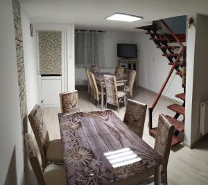 a dining room with a table and chairs at Casa Savianu Cavnic in Cavnic