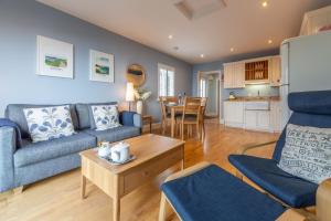 Carbis Bay的住宿－The View，客厅配有沙发和桌子