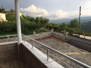 balcón con vistas a las montañas en Adam Garden, en Trabzon