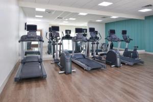 un gimnasio con varias cintas de correr y máquinas elípticas en Holiday Inn Express & Suites - Shreveport - Downtown, an IHG Hotel en Shreveport