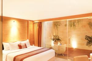 Postel nebo postele na pokoji v ubytování de Vins Sky Hotel Seminyak
