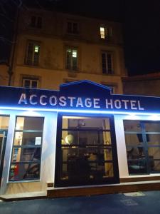 Schild eines Hotels mit Kassette vor einem Gebäude in der Unterkunft Accostage Hôtel Plage de la Concurrence in La Rochelle