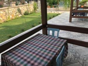una mesa y una silla en una habitación con ventana en Cesmeli Boutique Hotel - Çeşme, İzmir en Cesme