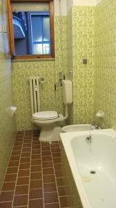 La salle de bains est pourvue de toilettes, d'une baignoire et d'un lavabo. dans l'établissement LA SISTEMAZIONE BRILLANTINO SILVER, à Rozzano