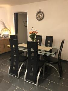 una sala da pranzo con tavolo nero e sedie nere di lily's rooms a Mulsanne