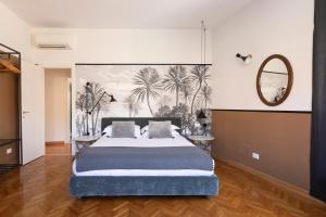 sypialnia z dużym łóżkiem i lustrem w obiekcie ROMAC San Saba 5-Bedroom and Terrace near Ostiense w Rzymie
